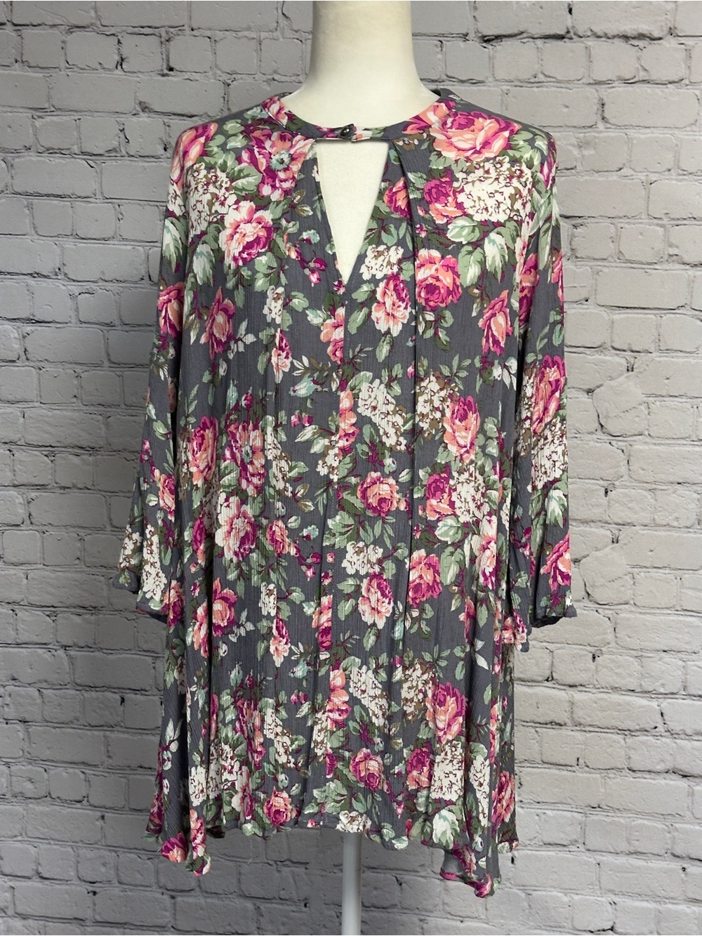Umgee Gray Floral Keyhole Tunic with Pink Roses and Green Leaves